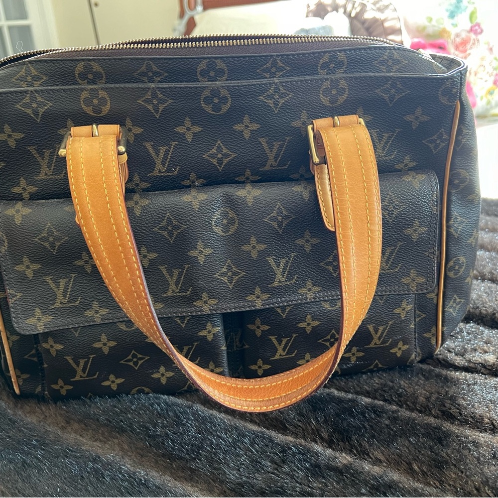 Authentic!! Louis Vuitton Multiplicite bag. Serial # MB0015.